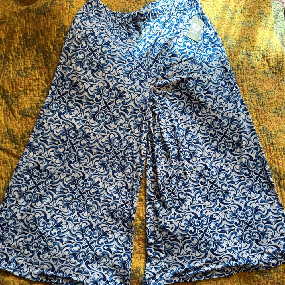 Vince Camuto Blue and White Swirl Pants